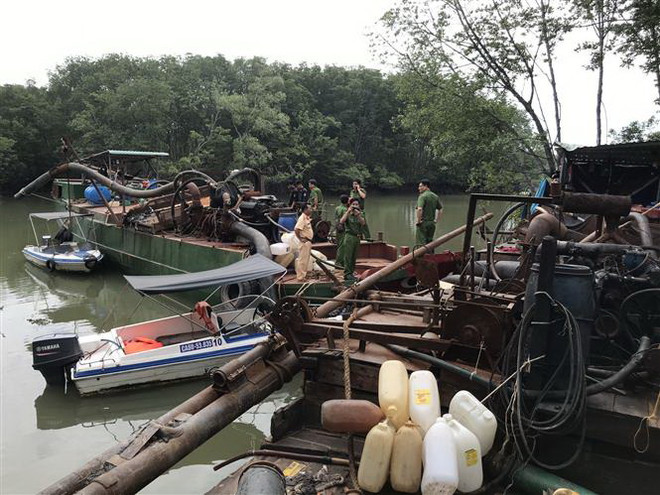 Đồng Nai tạm giữ 2 phương tiện “khủng” bơm hút cát trái phép trên sông ảnh 1