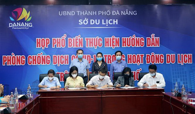 Đại diện các doanh nghiệp lưu trú, khu điểm du lịch ký các cam kết thực hiện nghiêm các biện pháp phòng, chống dịch COVID-19 trong tình hình mới. (Ảnh: Trần Lê Lâm/TTXVN) Đà Nẵng tạo điều kiện tốt nhất cho doanh nghiệp để kích cầu du lịch ảnh 3