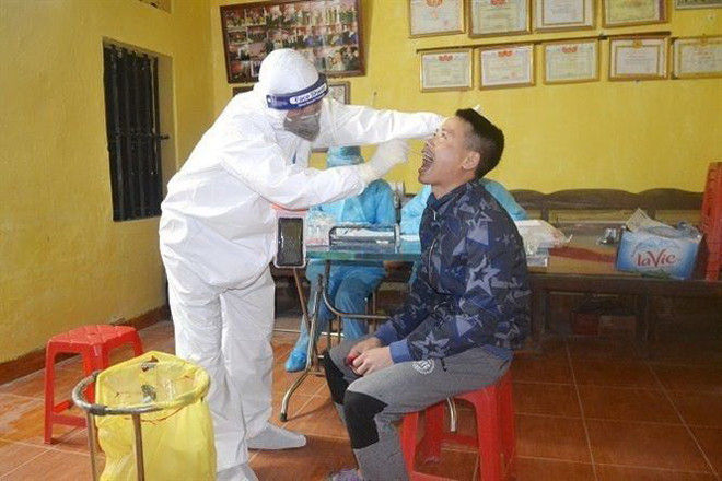 Lấy mẫu xét nghiệm COVID-19 cho người dân thôn Hạ Lôi (Xã Mê Linh, huyện Mê Linh). (Ảnh: TTXVN) Kinh nghiệm chống COVID-19 của Việt Nam tạo khích lệ cho ASEAN ảnh 1