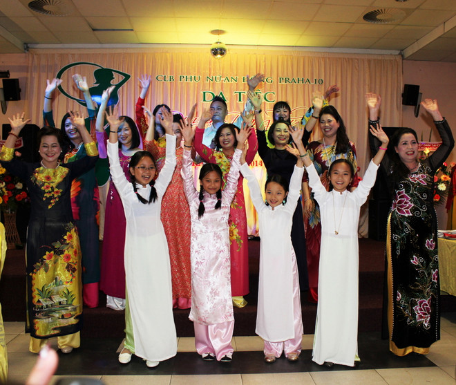 Ngày Phụ nữ Việt Nam tại Séc trở thành sự kiện hướng về cội nguồn ảnh 1