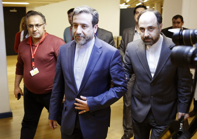 Trưởng đoàn đàm phán hạt nhân kiêm Thứ trưởng Ngoại giao Iran Abbas Araqchi (giữa) tới Vienna dự đàm phán hôm 16/5. (Ảnh: AFP/TTXVN) Iran và P5+1 ấn định thời điểm nối lại đàm phán hạt nhân ảnh 1