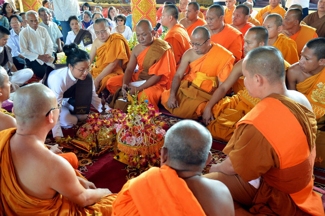 Nghi lễ dâng y Kathina. (Ảnh: Thanh Hà/TTXVN) Hà Nội: Nghi thức truyền thống đặc sắc của Đại lễ dâng y Kathina ảnh 3