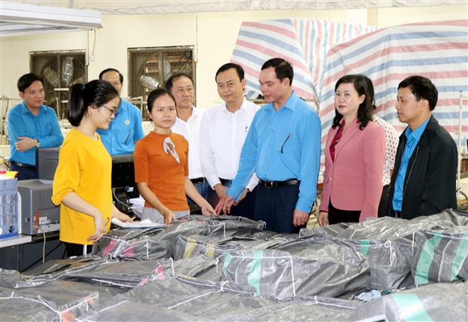 Hỗ trợ người lao động, nhân dân vùng lũ Hà Tĩnh, Phú Yên, Quảng Nam ảnh 1