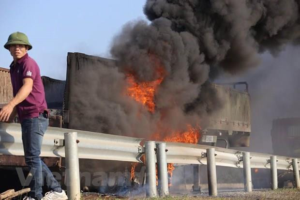 Xe tải bốc cháy dữ dội khi đâm nhau, hai người mắc kẹt tử vong ảnh 1