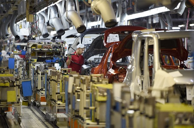 Nhân viên Nissan Motor Co. của Nhật Bản lắp ráp xe ôtô. (Ảnh: AFP/TTXVN) Hãng sản xuất ôtô Nissan của Nhật Bản bán tài sản cho nhà nước Nga ảnh 1