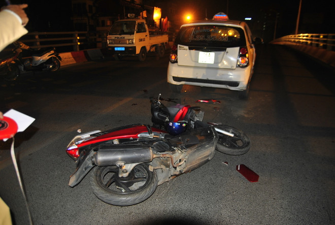 Liên tiếp 2 vụ tai nạn trong đêm trên cầu vượt Trần Khát Chân ảnh 1
