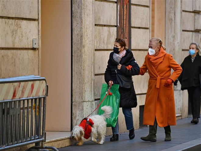 Italy không loại trừ tiêm chủng bắt buộc, Bỉ phong tỏa ngành giải trí ảnh 1