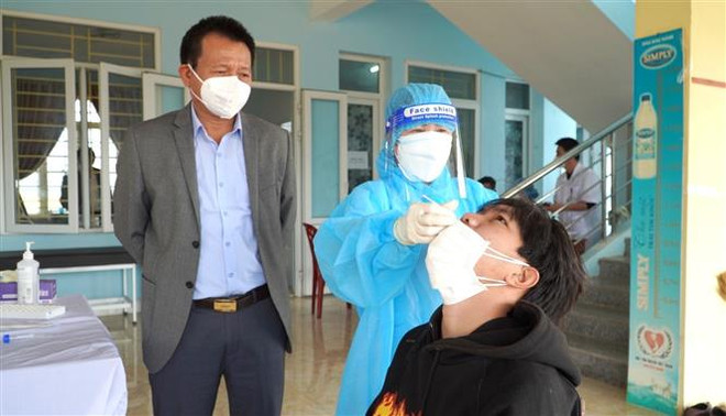 Lãnh đạo Trung tâm Kiểm soát bệnh tật tỉnh Quảng Bình trực tiếp có mặt tại địa bàn có dịch, chỉ đạo công tác lấy mẫu sàng lọc trong cộng đồng. (Ảnh: Võ Dung/TTXVN) Quảng Bình: Người dân vừa là trung tâm, vừa là chủ thể chống dịch ảnh 1