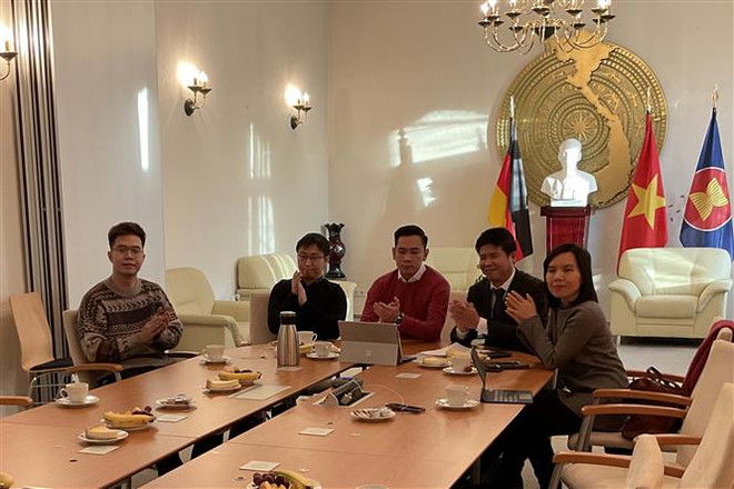 Đại diện Đại sứ quán Việt Nam tại Đức và lãnh đạo VGI tại đầu cầu Berlin. (Ảnh: Mạnh Hùng/TTXVN) Thúc đẩy hợp tác khoa học-công nghệ và đổi mới sáng tạo Việt-Đức ảnh 1