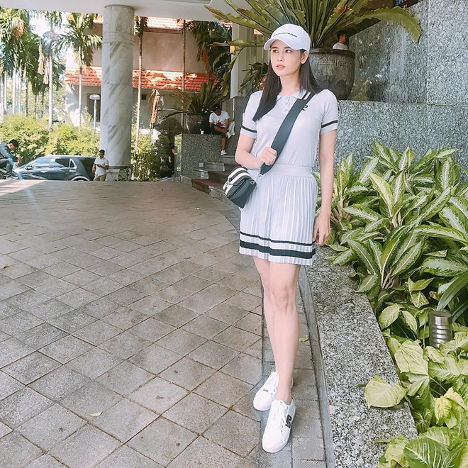 Dàn mỹ nhân Việt “tiễn hè” với loạt trang phục có màu sắc chói chang ảnh 13