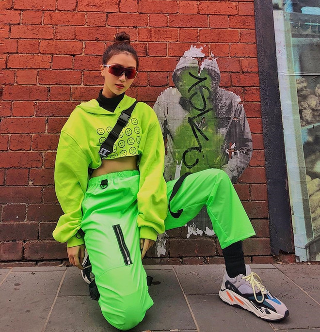 Dàn mỹ nhân Việt “tiễn hè” với loạt trang phục có màu sắc chói chang ảnh 1