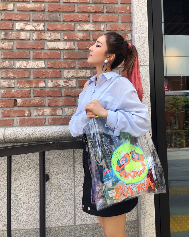 Phụ kiện trong suốt - Bảo bối hoàn hảo cho những ngày mưa bão ảnh 14