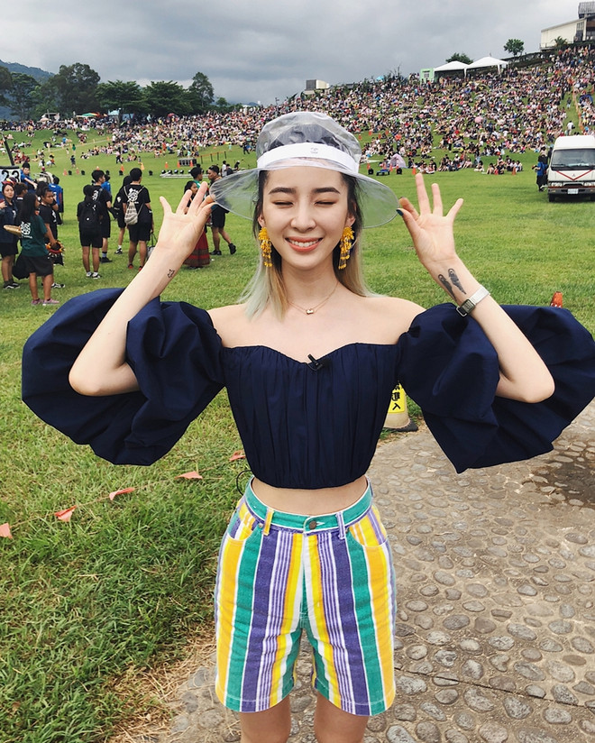 Phụ kiện trong suốt - Bảo bối hoàn hảo cho những ngày mưa bão ảnh 9