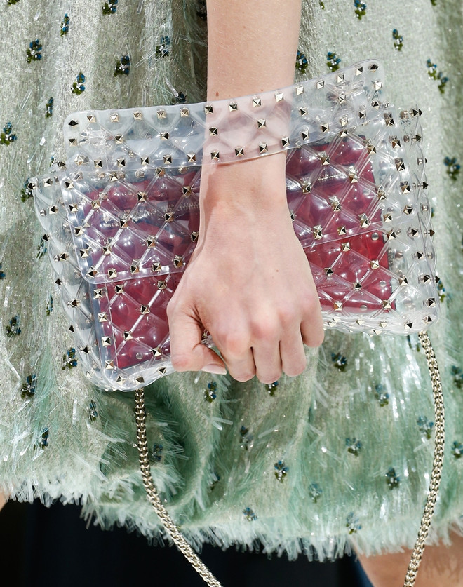 Phụ kiện trong suốt - Bảo bối hoàn hảo cho những ngày mưa bão ảnh 3