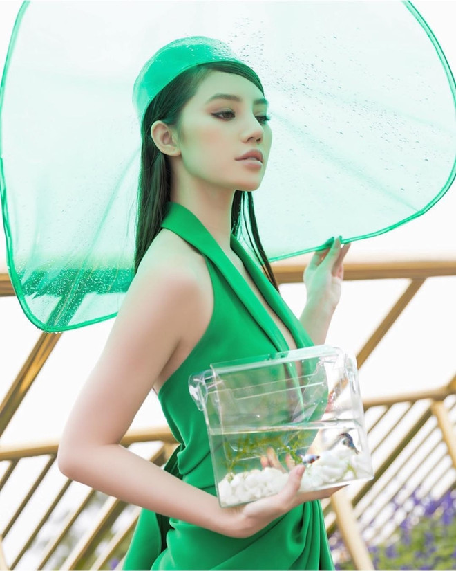 Phụ kiện trong suốt - Bảo bối hoàn hảo cho những ngày mưa bão ảnh 17