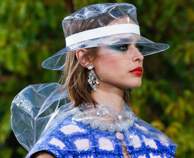 Phụ kiện trong suốt - Bảo bối hoàn hảo cho những ngày mưa bão ảnh 1