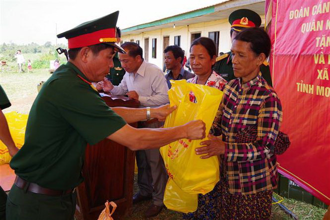 Nâng cao tình đoàn kết giữa quân vũ trang Đắk Nông và dân Campuchia ảnh 1