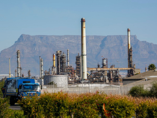 Cháy rừng, bất ổn đẩy giá dầu lên cao nhất trong 7 tháng qua ảnh 1