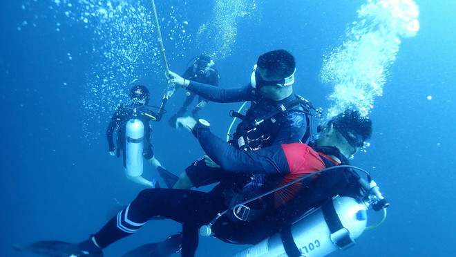 Thái Lan chuẩn bị trục vớt tàu du lịch bị chìm ở ngoài khơi Phuket ảnh 1