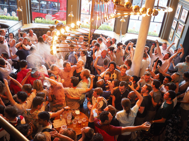 Nước Anh phát cuồng khi đội tuyển vào bán kết sau 28 năm ảnh 1