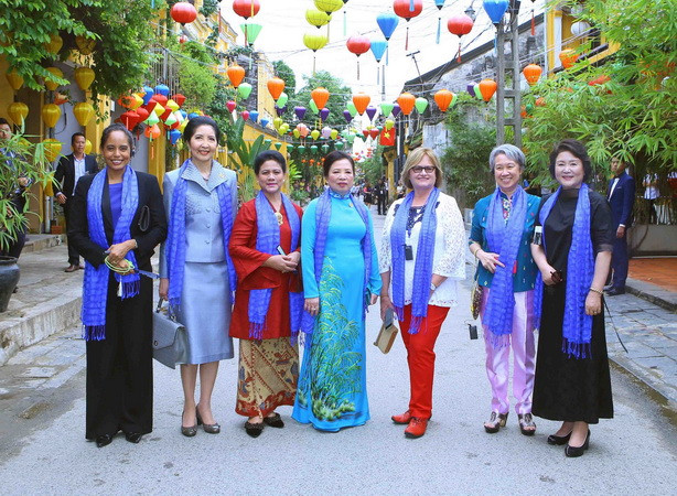 Phu nhân Trưởng đoàn APEC: Ấn tượng với không gian cổ kính ở Việt Nam ảnh 1