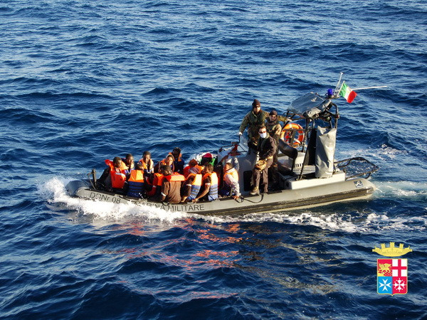 Hải quân Italy cứu hàng trăm người nhập cư từ châu Phi ảnh 1