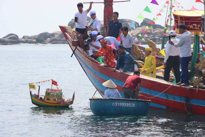Ngư dân thả thuyền của ngư ông xuống biển. (Ảnh: Hữu Quyết/TTXVN) ttxvn-nhuong ban3.jpg