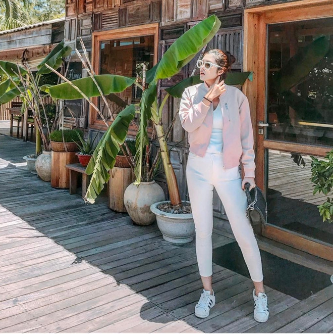 Hoàng Thùy Linh và Thanh Hằng biến tấu áo thun sành điệu ảnh 15