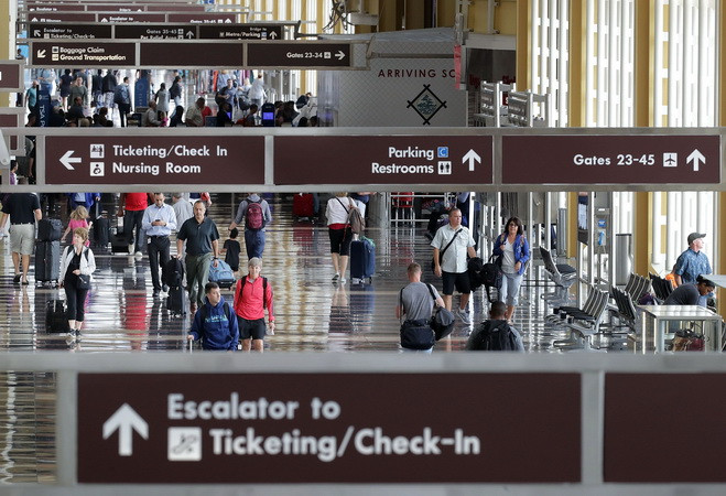 Người di cư vào Mỹ giảm mạnh dù Tổng thống Trump bỏ lệnh cấm ảnh 1