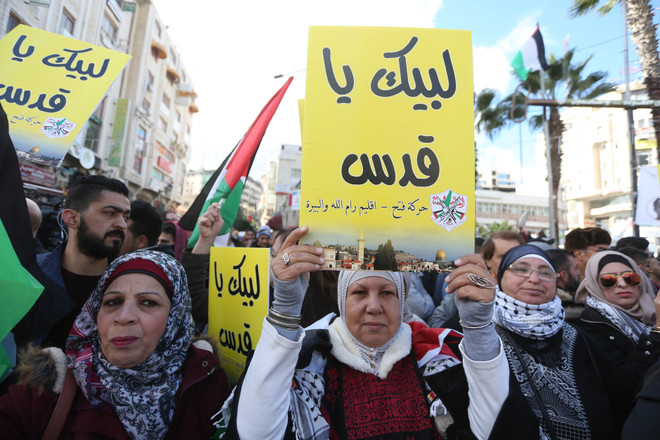 Người dân Palestin biểu tình phản đối quyết định của Mỹ tại Bethlehem, Khu Bờ Tây ngày 8/12. (Nguồn: THX/TTXVN) Hội đồng Bảo an Liên hợp quốc họp khẩn về vấn đề Jerusalem ảnh 1