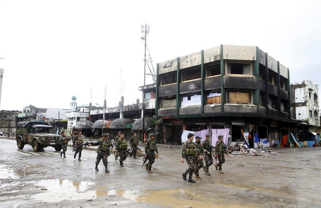 Binh sỹ Philippines tuần tra sau khi giải phóng thành phố Marawi ngày 17/10. (Nguồn: THX/TTXVN) Philippines xác nhận đề nghị gia hạn thiết quân luật ở Mindanao ảnh 1