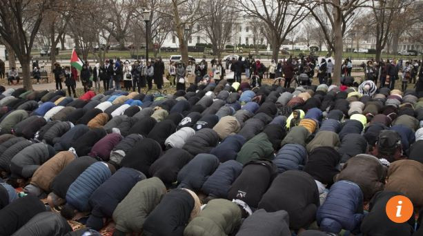 Người Hồi giáo cầu nguyện trước Nhà Trắng phản đối quyết định của Mỹ ảnh 1