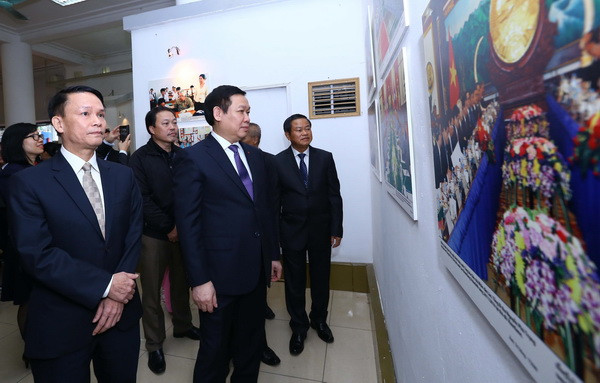 Triển lãm ảnh Quan hệ Việt-Lào mãi mãi vững bền hơn núi, hơn sông ảnh 1