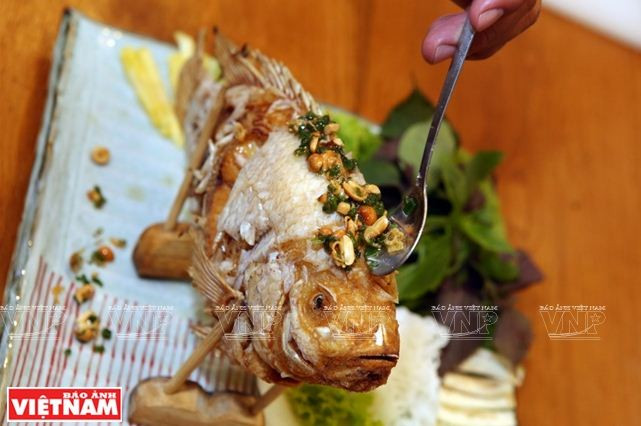 Cá điêu hồng chiên xù cuốn bánh tráng miền Tây Nam Bộ ảnh 4