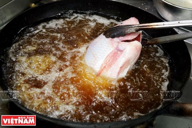 Cá điêu hồng chiên xù cuốn bánh tráng miền Tây Nam Bộ ảnh 3
