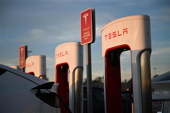 Một trạm sạc điện của Tesla tại Hawthorne, California, Mỹ. (Ảnh: AFP/ TTXVN) Tỷ phú Musk: Tesla sẽ thử áp dụng cách thức quảng cáo truyền thống ảnh 1