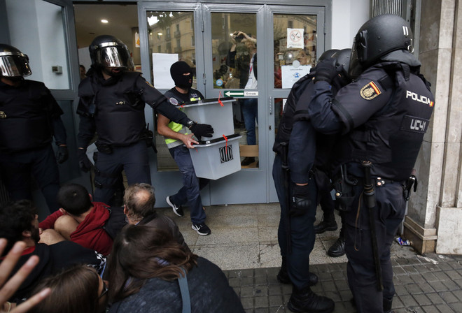 Tây Ban Nha đóng cửa hầu hết các điểm bỏ phiếu trưng cầu ở Catalonia ảnh 1