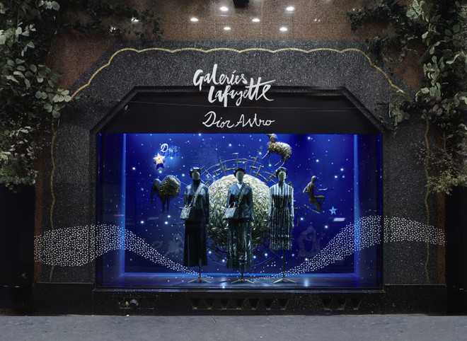 Các thiết kế chiêm tinh của Dior mê hoặc tín đồ shopping tại Paris ảnh 1