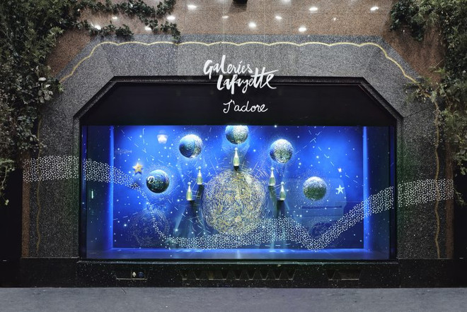 Các thiết kế chiêm tinh của Dior mê hoặc tín đồ shopping tại Paris ảnh 2