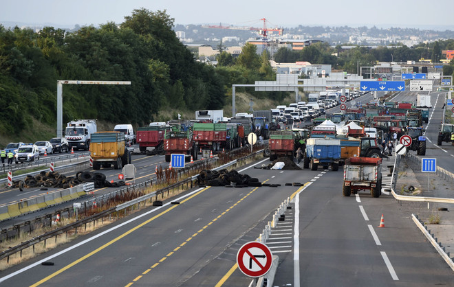 Tức giận vì giá sữa giảm, nông dân Bỉ... đổ phân trước nhà máy ảnh 1