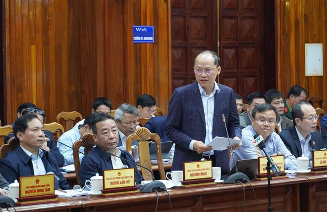 Đại diện tỉnh Hà Tỉnh phát biểu tại Hội nghị lấy ý kiến về dự thảo Luật Đất đai (sửa đổi). (Ảnh: Đức Thọ/TTXVN) 12 tỉnh, thành phố góp ý cụ thể vào Dự thảo Luật Đất đai sửa đổi ảnh 2