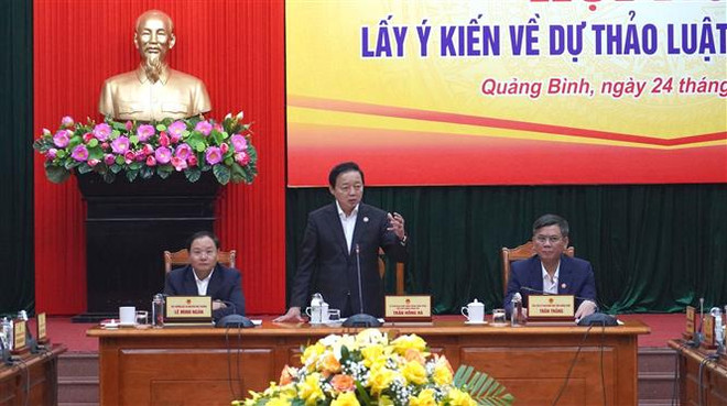 Phó Thủ tướng Trần Hồng Hà chủ trì Hội nghị lấy ý kiến về dự thảo Luật Đất đai (sửa đổi). (Ảnh: Đức Thọ/TTXVN) 12 tỉnh, thành phố góp ý cụ thể vào Dự thảo Luật Đất đai sửa đổi ảnh 1