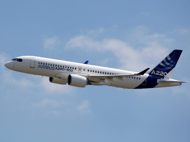 Máy bay chở khách A220. (Nguồn: Reuters) Airbus sẽ đầu tư tới 1 tỷ euro vào chương trình sản xuất máy bay A220 ảnh 1