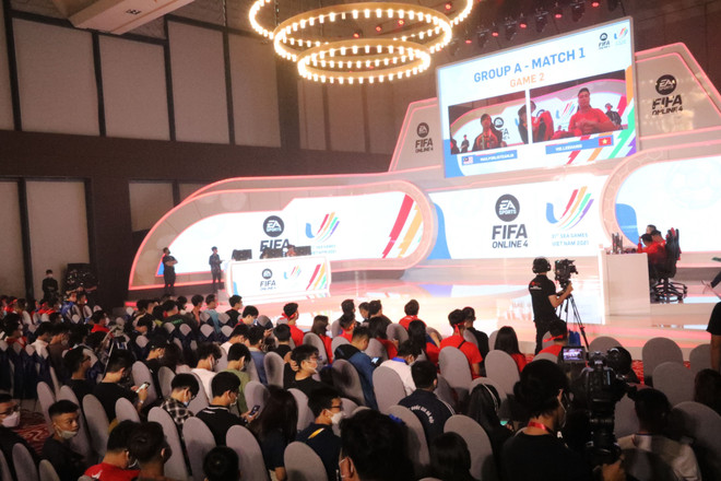 Sân khấu thi đấu nội dung FIFA Online 4 tại SEA Games có nhiều khán giả đến xem cổ vũ. (Ảnh: Minh Đông/TTXVN) SEA Games 31: Tuyển thủ eSports Myanmar nỗ lực vượt qua khó khăn ảnh 1