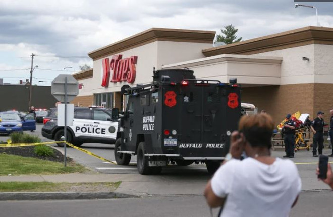 Mỹ: Xả súng đẫm máu tại siêu thị ở New York, ít nhất 10 người tử vong ảnh 1