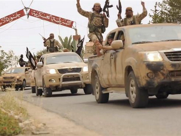 Các tay súng IS tại khu vực Welayat Homs, Syria ngày 4/7/2015. (Ảnh: AFP/TTXVN) Syria: Liên minh SDF do Mỹ hậu thuẫn nối lại chiến dịch chống IS ảnh 1