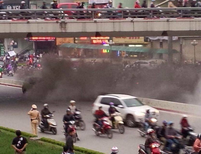 [Video] Xe Chevrolet bất ngờ bốc cháy dưới gầm cầu vượt Ngã Tư Sở ảnh 1