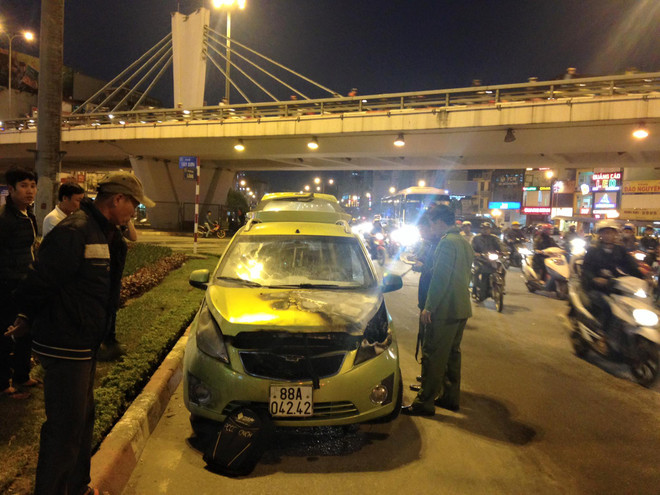 Hà Nội: Xế hộp Chevrolet bất ngờ "bốc hỏa" trên đường ảnh 1