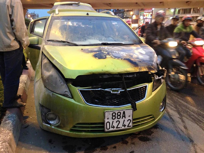Hà Nội: Xế hộp Chevrolet bất ngờ "bốc hỏa" trên đường ảnh 2