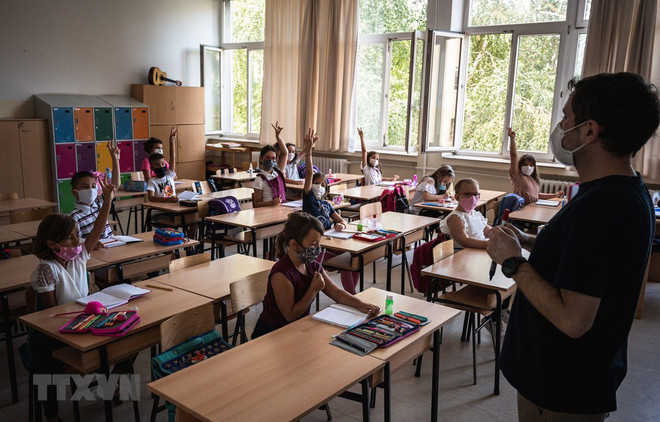 Chuyên gia Anh cảnh báo đợt dịch COVID-19 quy mô lớn vào tháng 9 ảnh 1